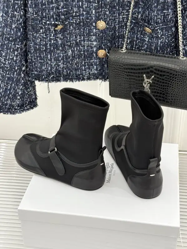 Maison Margiela MM6 Черевики на плоскою підошві з роздільним носком і пряжкою — Фото 5
