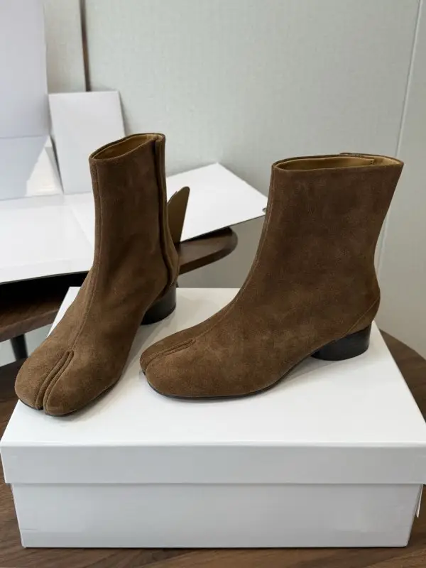 Boots Tabi from bifurcated the toe