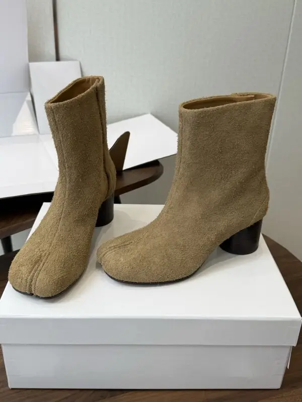 Maison Margiela MM6 — Boots Tabi from bifurcated the toe