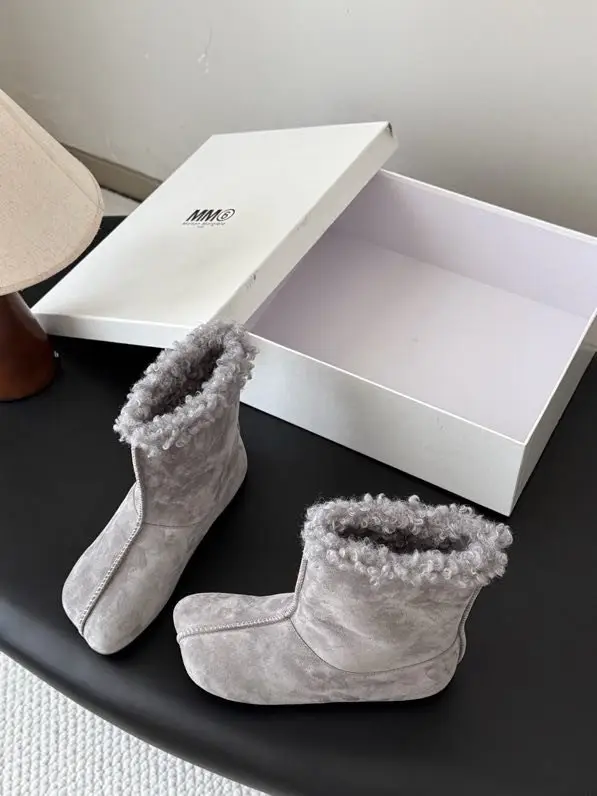 Maison Margiela MM6 Boots Tabi leather on fur — Photo 4