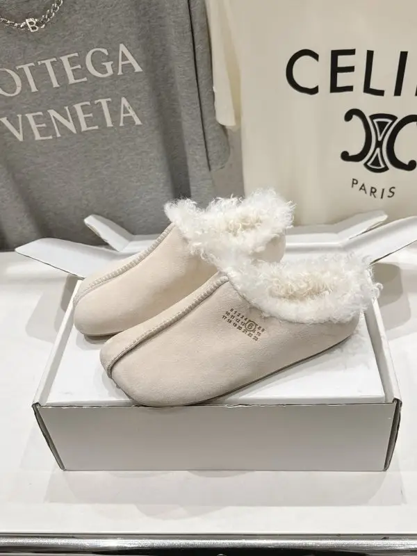 Maison Margiela MM6 Мюли on fur women's — Photo 4