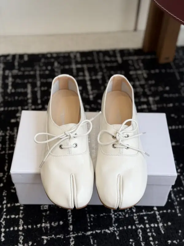 Shoes women's Tabi from bifurcated the toe