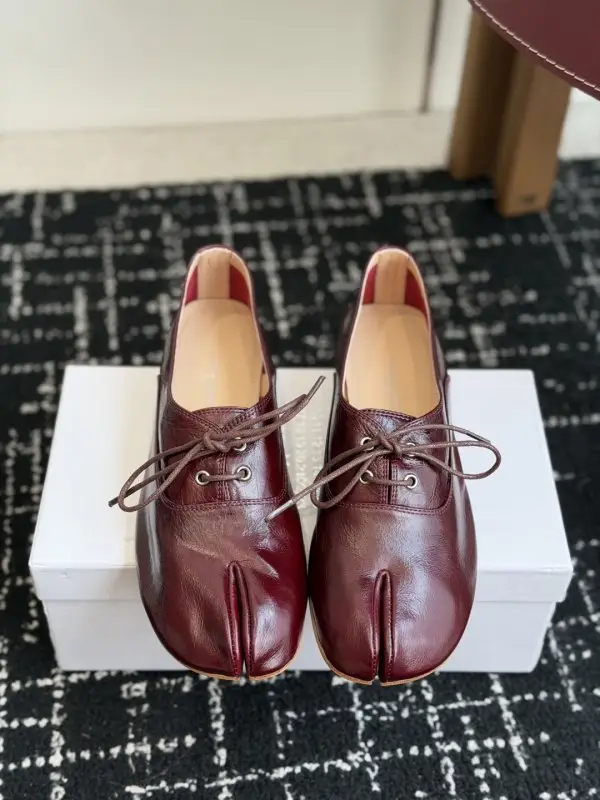 Maison Margiela MM6 — Shoes women's Tabi from bifurcated the toe