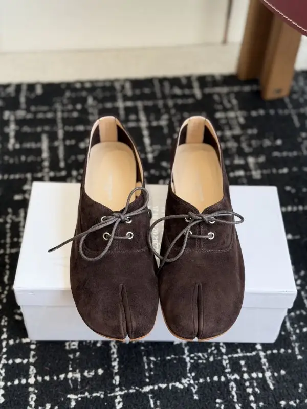 Maison Margiela MM6 — Shoes women's Tabi from bifurcated the toe