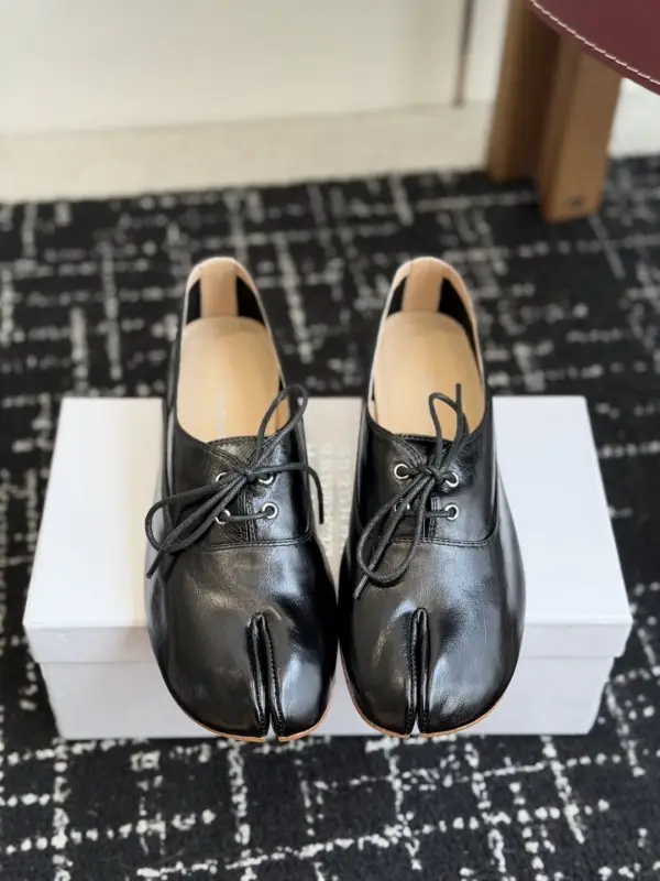 Maison Margiela MM6 — Shoes women's Tabi from bifurcated the toe