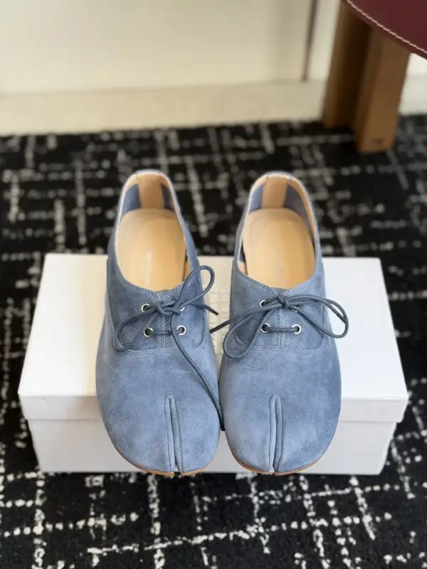 Maison Margiela MM6 — Shoes women's Tabi from bifurcated the toe