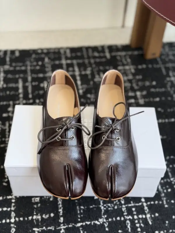 Maison Margiela MM6 — Туфлі жіночі Tabi з роздвоєним носком