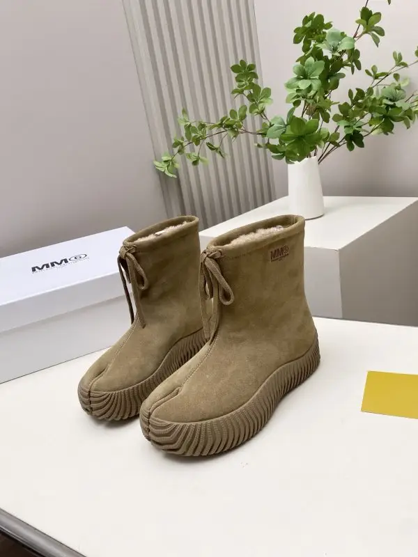 Maison Margiela MM6 Winter boots on fur — Photo 2