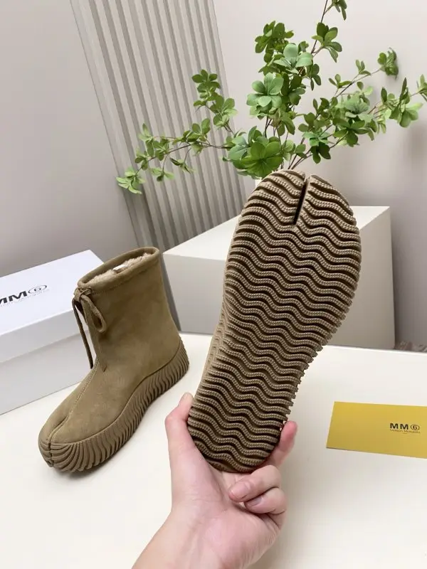 Maison Margiela MM6 Winter boots on fur — Photo 3
