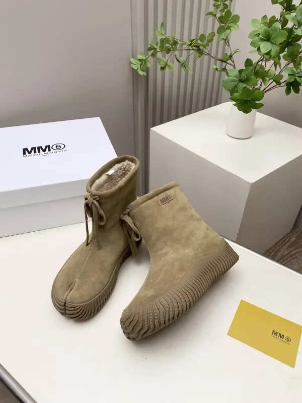 Maison Margiela MM6 Winter boots on fur — Photo 4