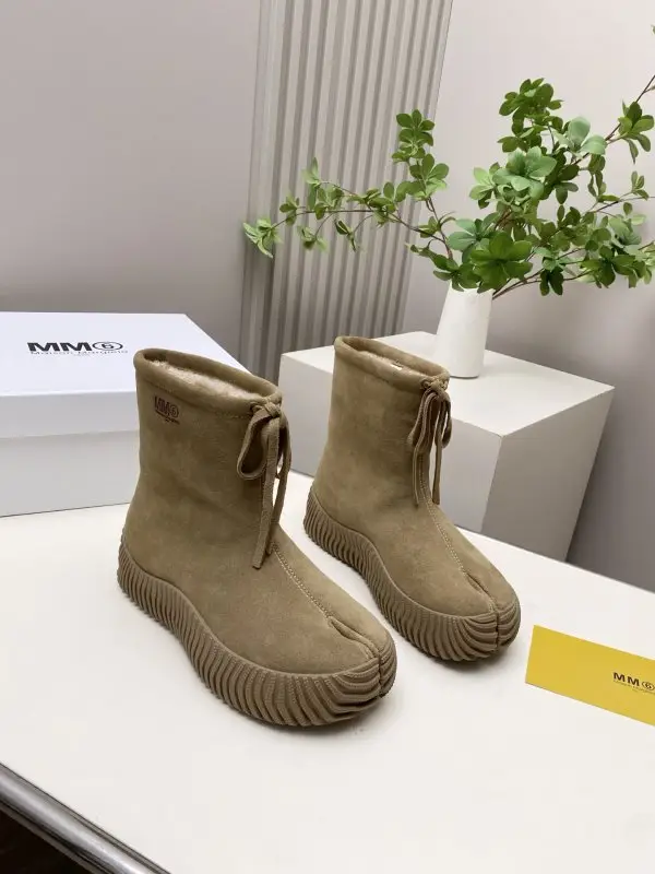 Maison Margiela MM6 Winter boots on fur — Photo 5