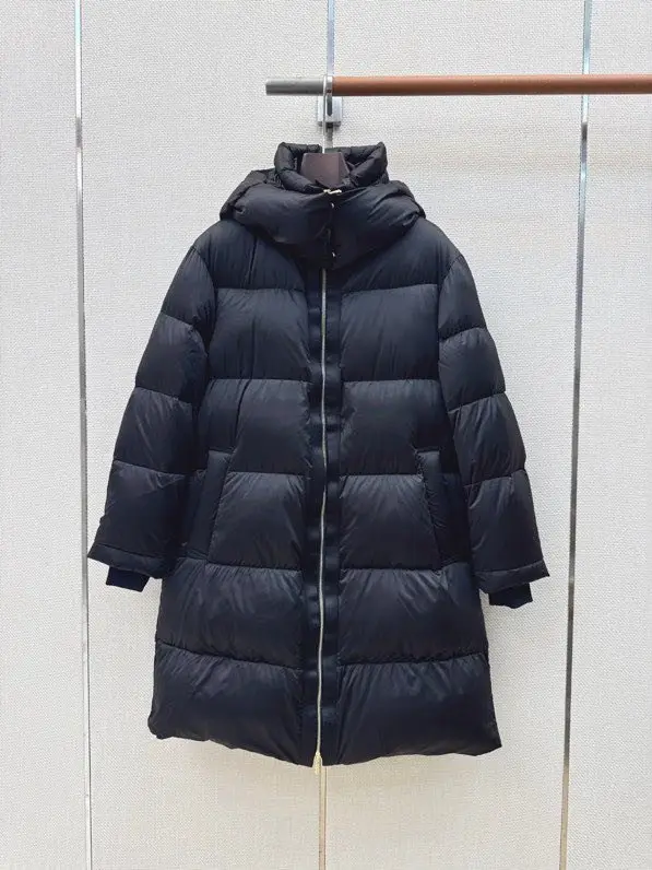 Max Mara A long Down jacket female — Photo 2