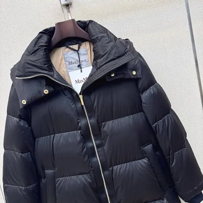 Max Mara A long Down jacket female — Photo 4