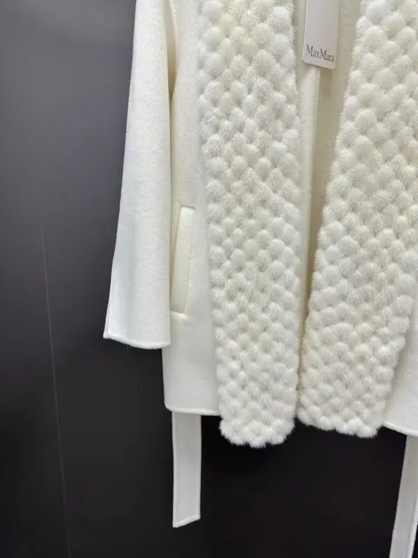 Max Mara Bilateral cashmere coat from норковым fur — Photo 4