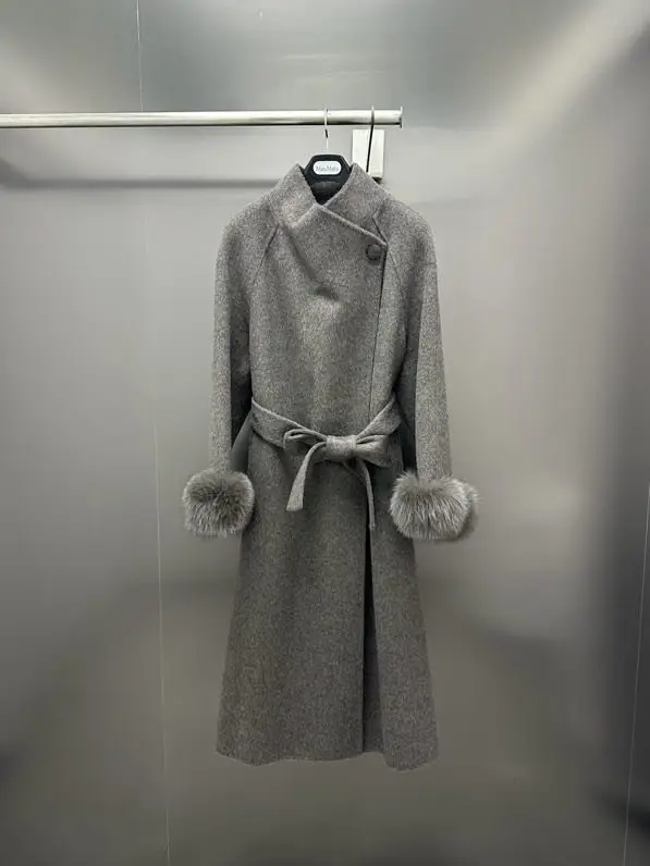 Max Mara — Двустороннее кашемировое пальто со съемными рукавами из меха финской лисы