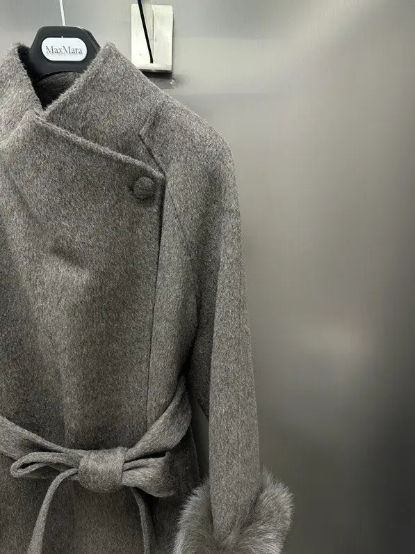 Max Mara Bilateral cashmere coat with removable sleeves of fur Finnish foxes — Photo 2