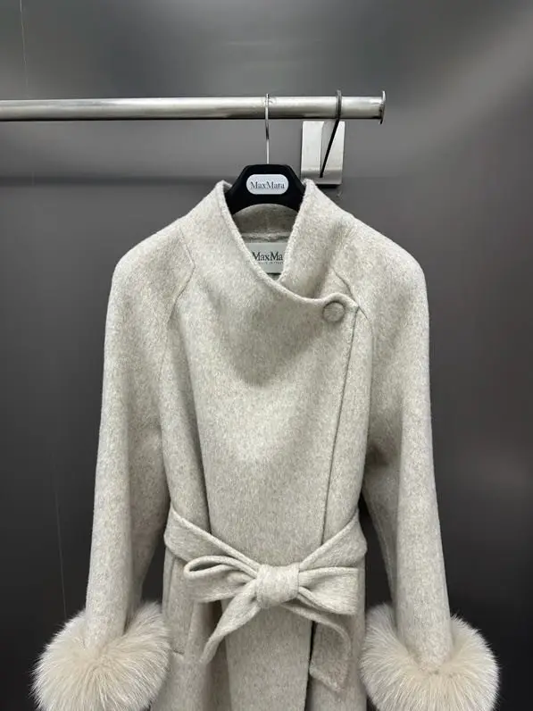 Max Mara Bilateral cashmere coat with removable sleeves of fur Finnish foxes — Photo 2