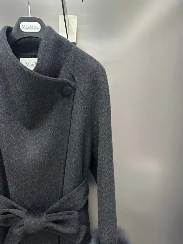 Max Mara Bilateral cashmere coat with removable sleeves of fur Finnish foxes — Photo 2