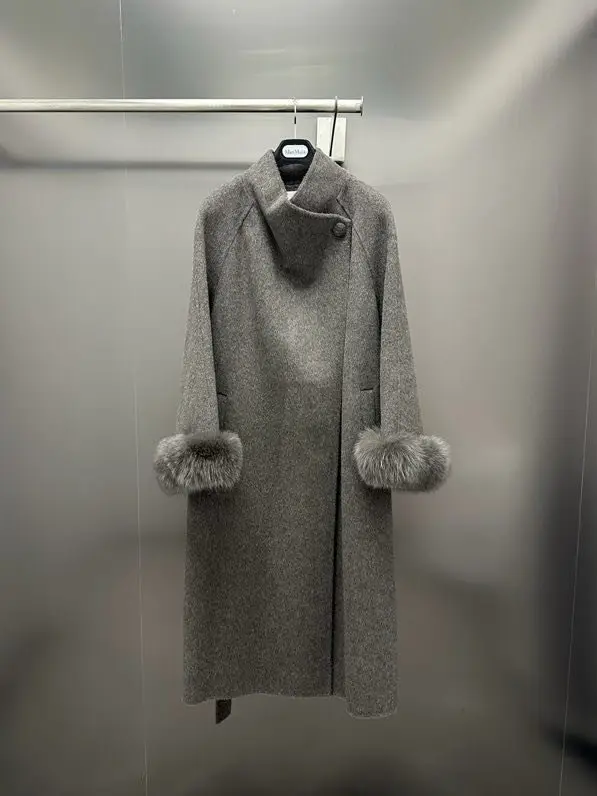 Max Mara Bilateral cashmere coat with removable sleeves of fur Finnish foxes — Photo 3