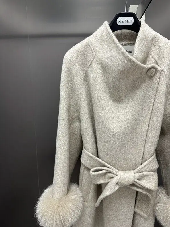 Max Mara Bilateral cashmere coat with removable sleeves of fur Finnish foxes — Photo 3