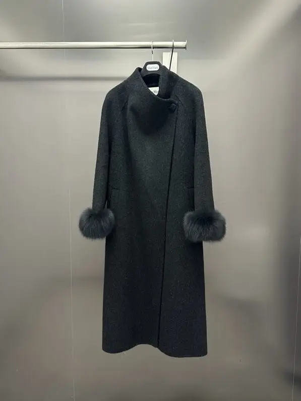 Max Mara Bilateral cashmere coat with removable sleeves of fur Finnish foxes — Photo 3