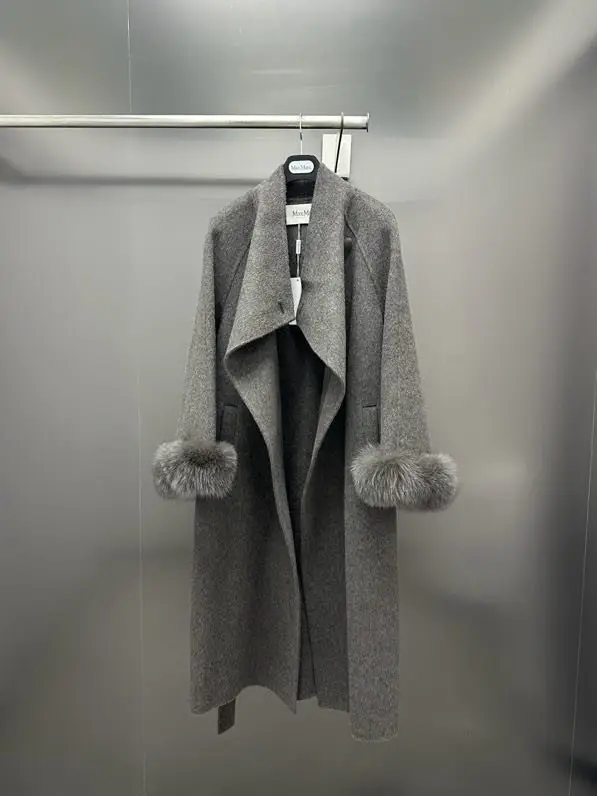 Max Mara Bilateral cashmere coat with removable sleeves of fur Finnish foxes — Photo 4