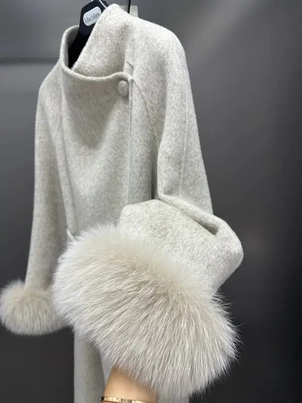 Max Mara Bilateral cashmere coat with removable sleeves of fur Finnish foxes — Photo 4