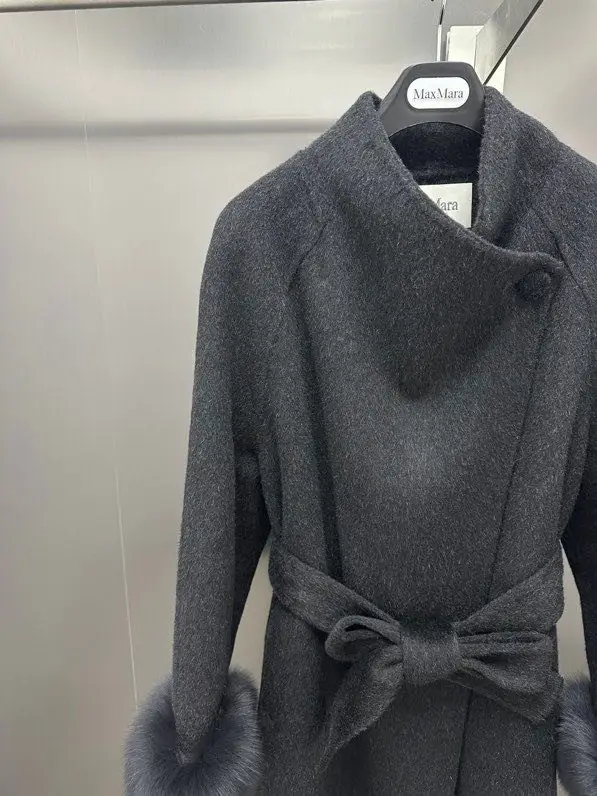 Max Mara Bilateral cashmere coat with removable sleeves of fur Finnish foxes — Photo 4