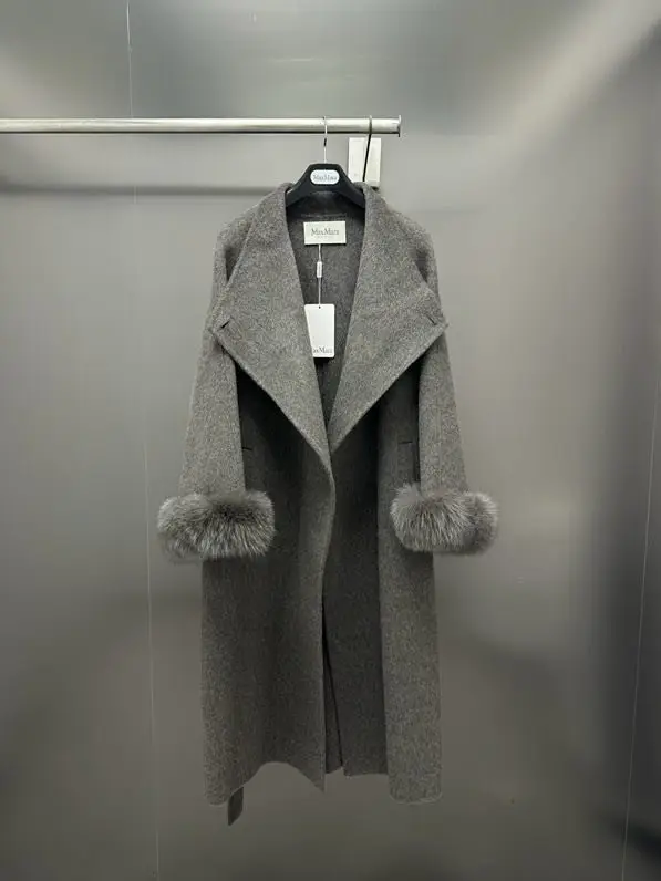 Max Mara Bilateral cashmere coat with removable sleeves of fur Finnish foxes — Photo 5
