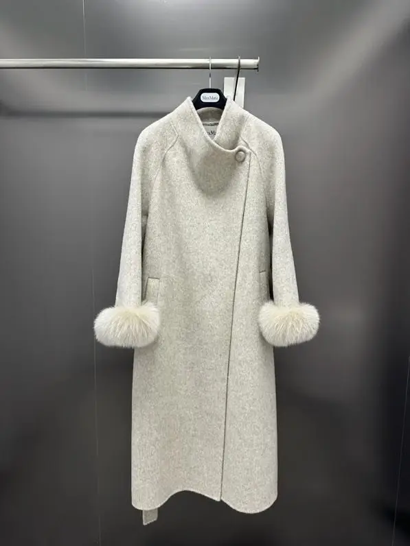 Max Mara Bilateral cashmere coat with removable sleeves of fur Finnish foxes — Photo 5