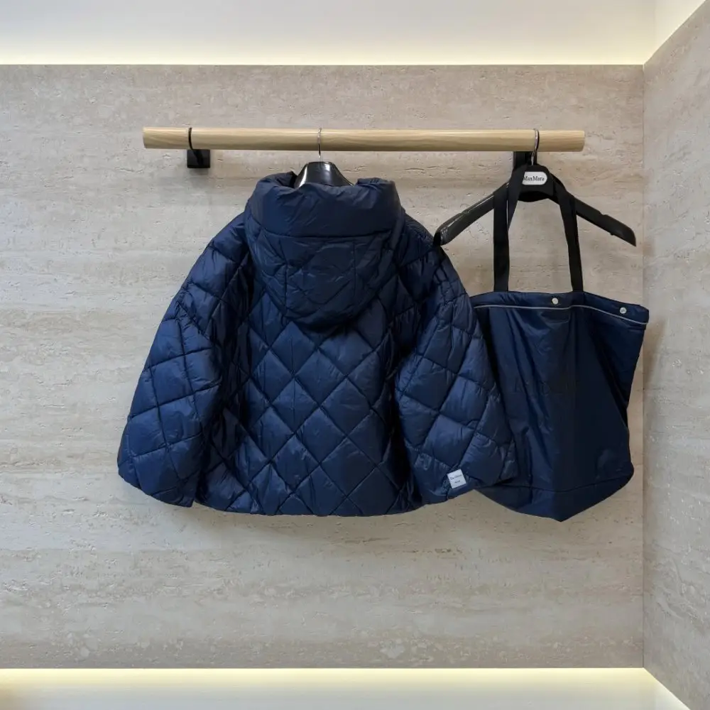 Max Mara Jacket cape on lightning from hood — Photo 2