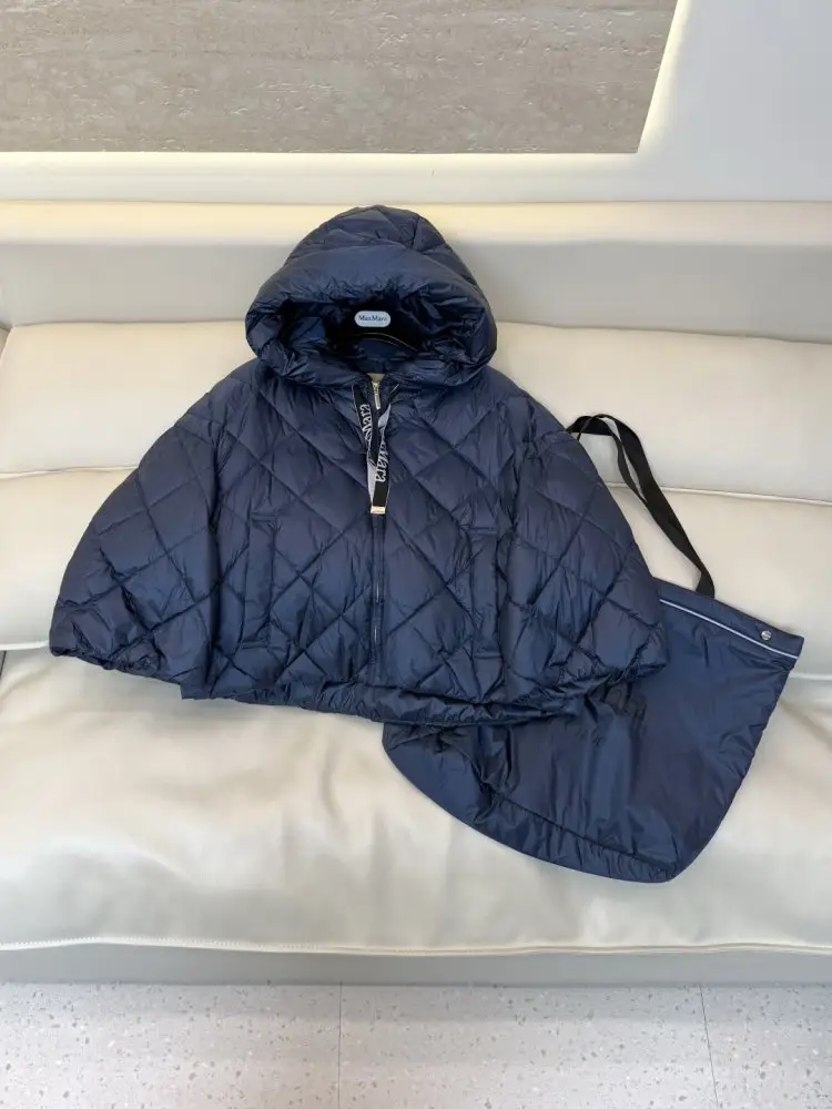Max Mara Jacket cape on lightning from hood — Photo 3