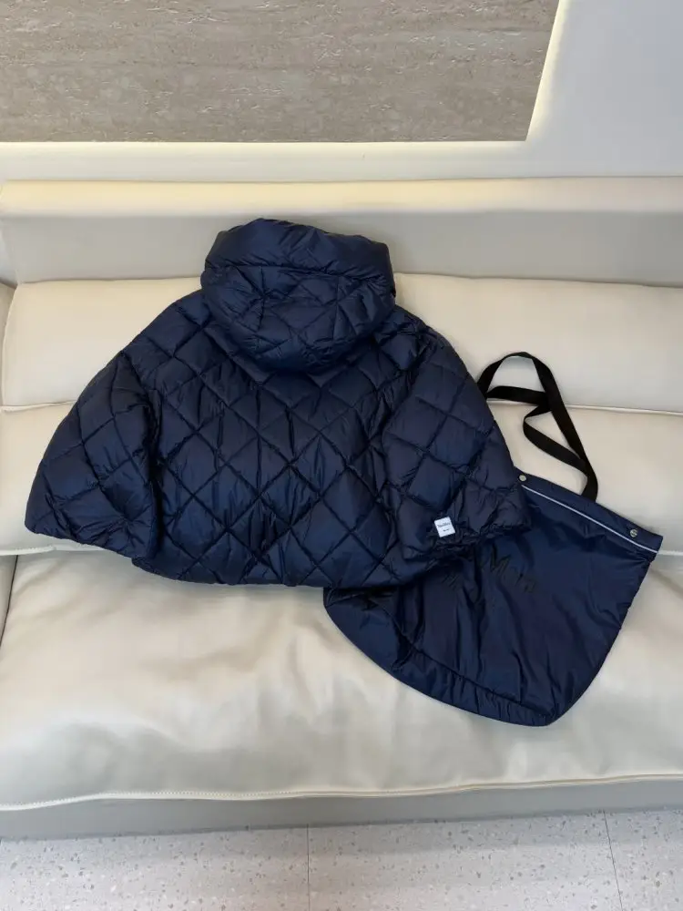 Max Mara Jacket cape on lightning from hood — Photo 4