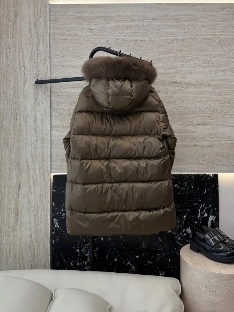 Max Mara Jacket Down jacket from collar of fox fur — Photo 2