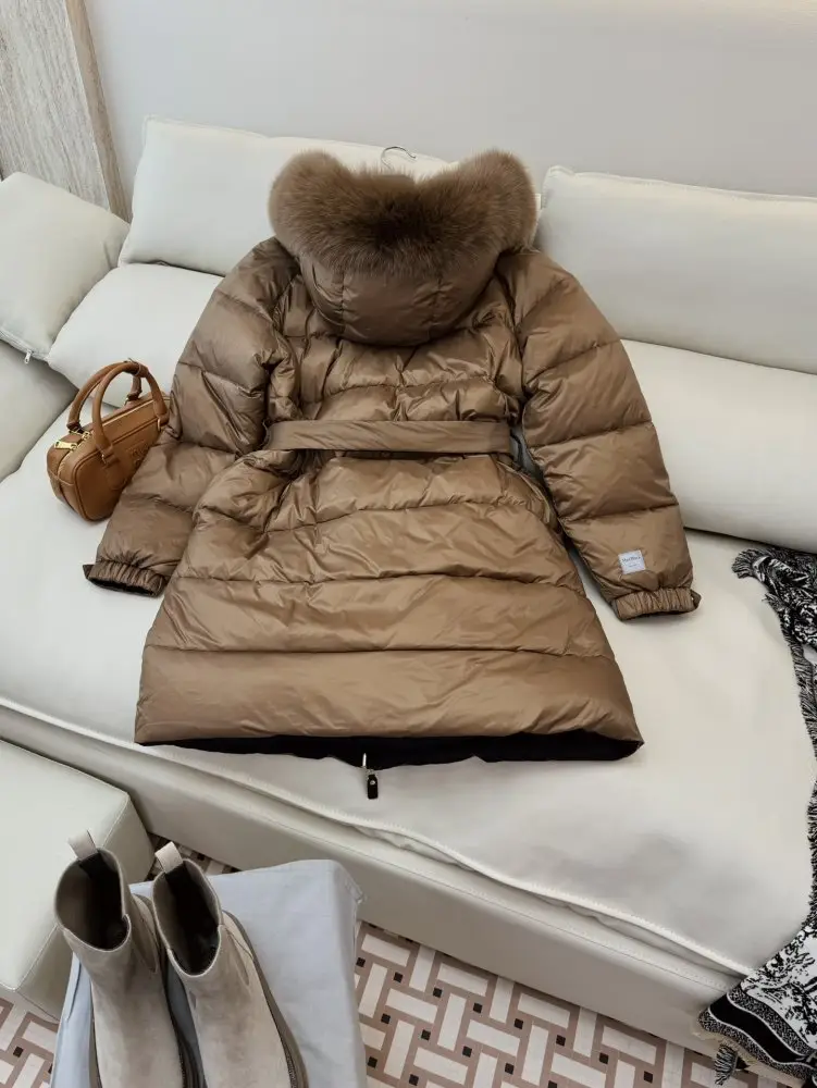 Max Mara Jacket Down jacket from collar of fox fur — Photo 2
