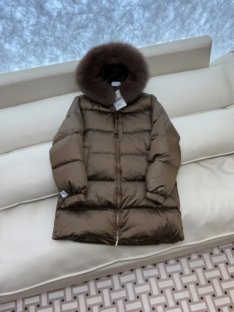 Max Mara Jacket Down jacket from collar of fox fur — Photo 3