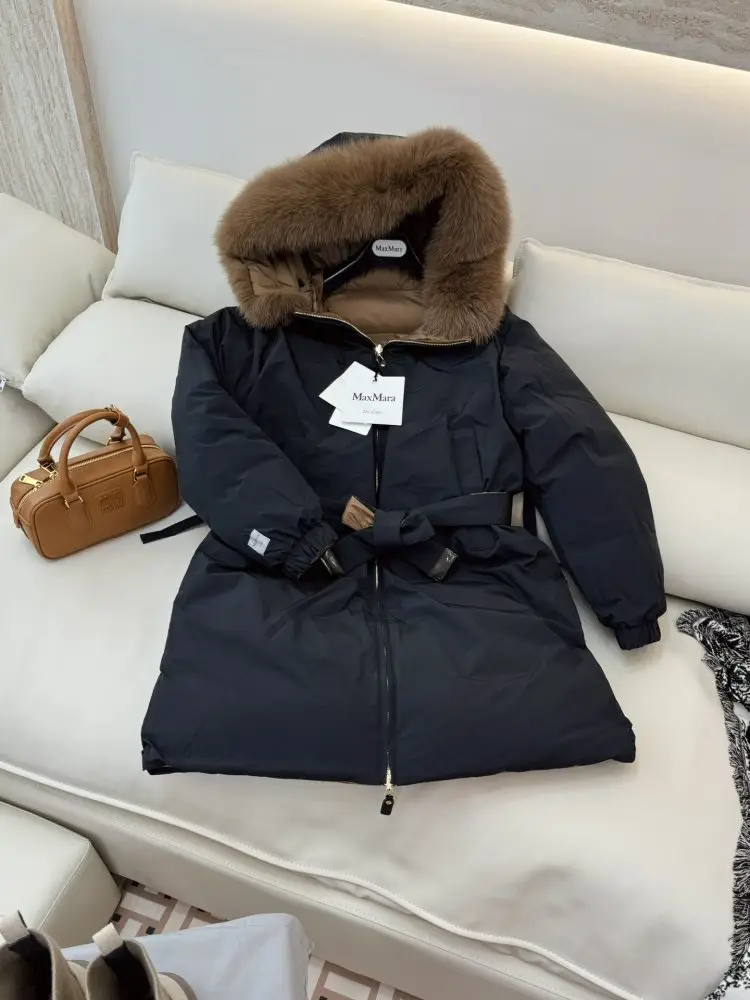 Max Mara Jacket Down jacket from collar of fox fur — Photo 4