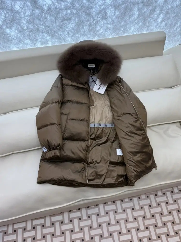 Max Mara Jacket Down jacket from collar of fox fur — Photo 5