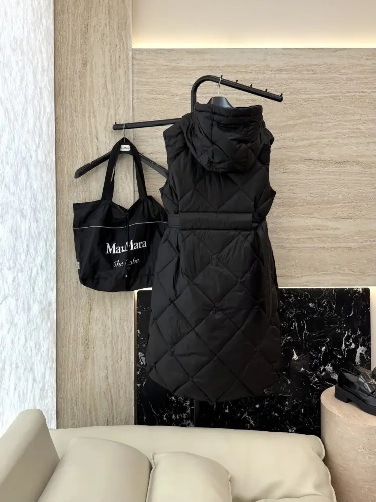 Max Mara Jacket without Sleeveless Max Diamond Pattern on feathers women's — Photo 2