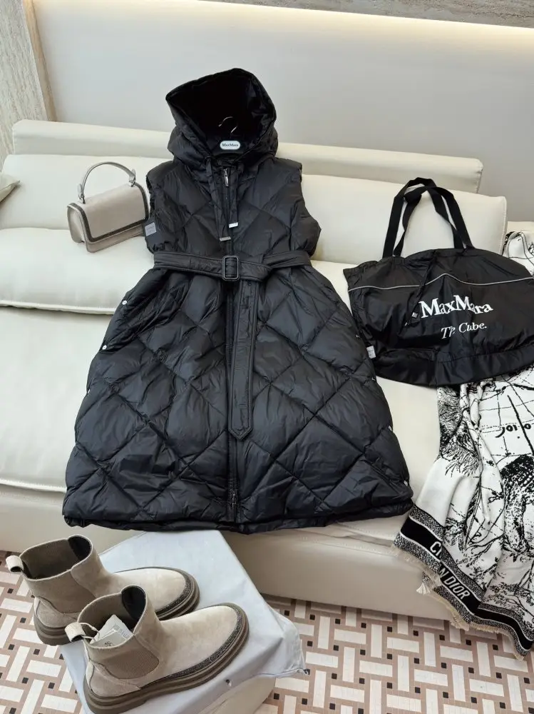 Max Mara Jacket without Sleeveless Max Diamond Pattern on feathers women's — Photo 3