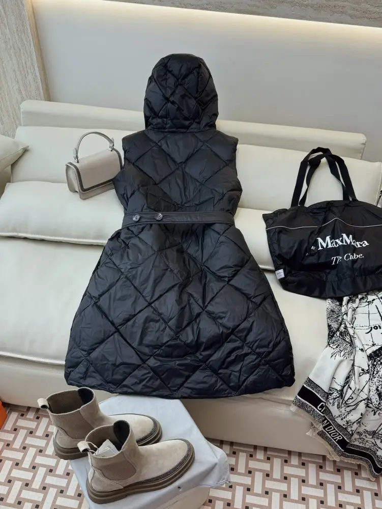 Max Mara Jacket without Sleeveless Max Diamond Pattern on feathers women's — Photo 4