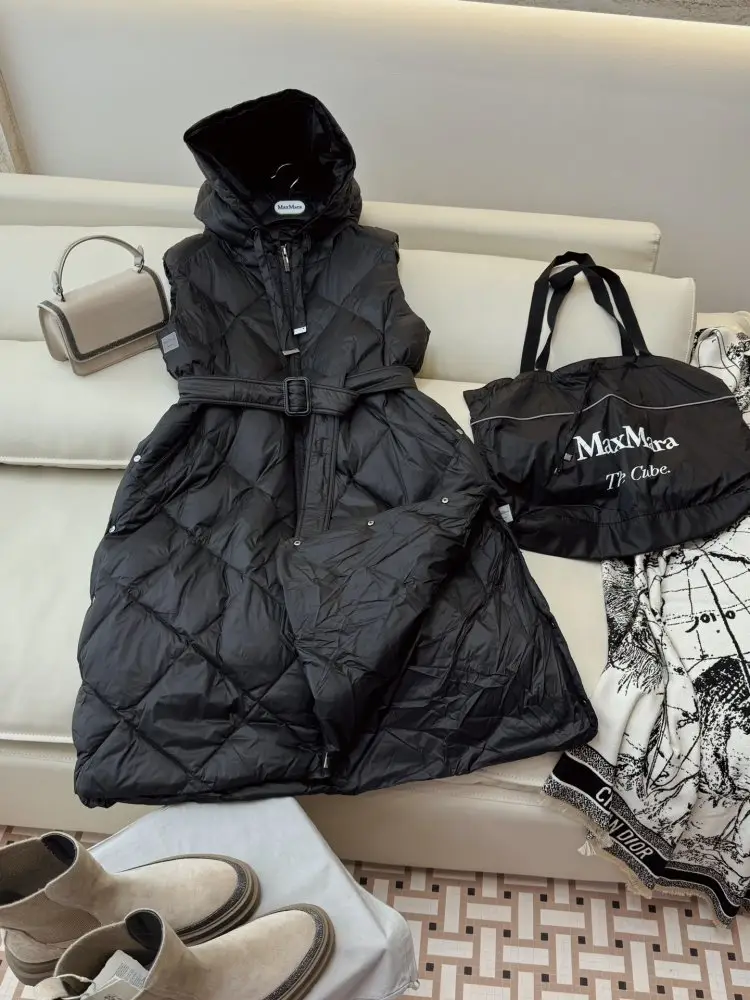 Max Mara Jacket without Sleeveless Max Diamond Pattern on feathers women's — Photo 5