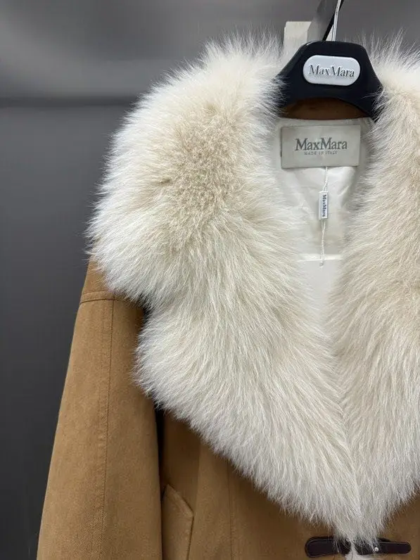 Max Mara Jacket women's on feathers from fox fur — Photo 2