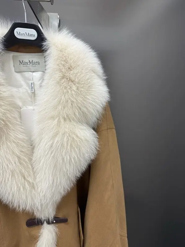 Max Mara Jacket women's on feathers from fox fur — Photo 5