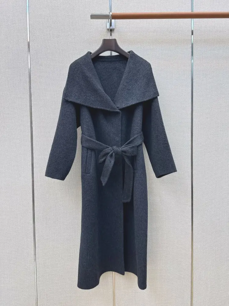 Max Mara Long bilateral wool coat from broad lapels — Photo 2
