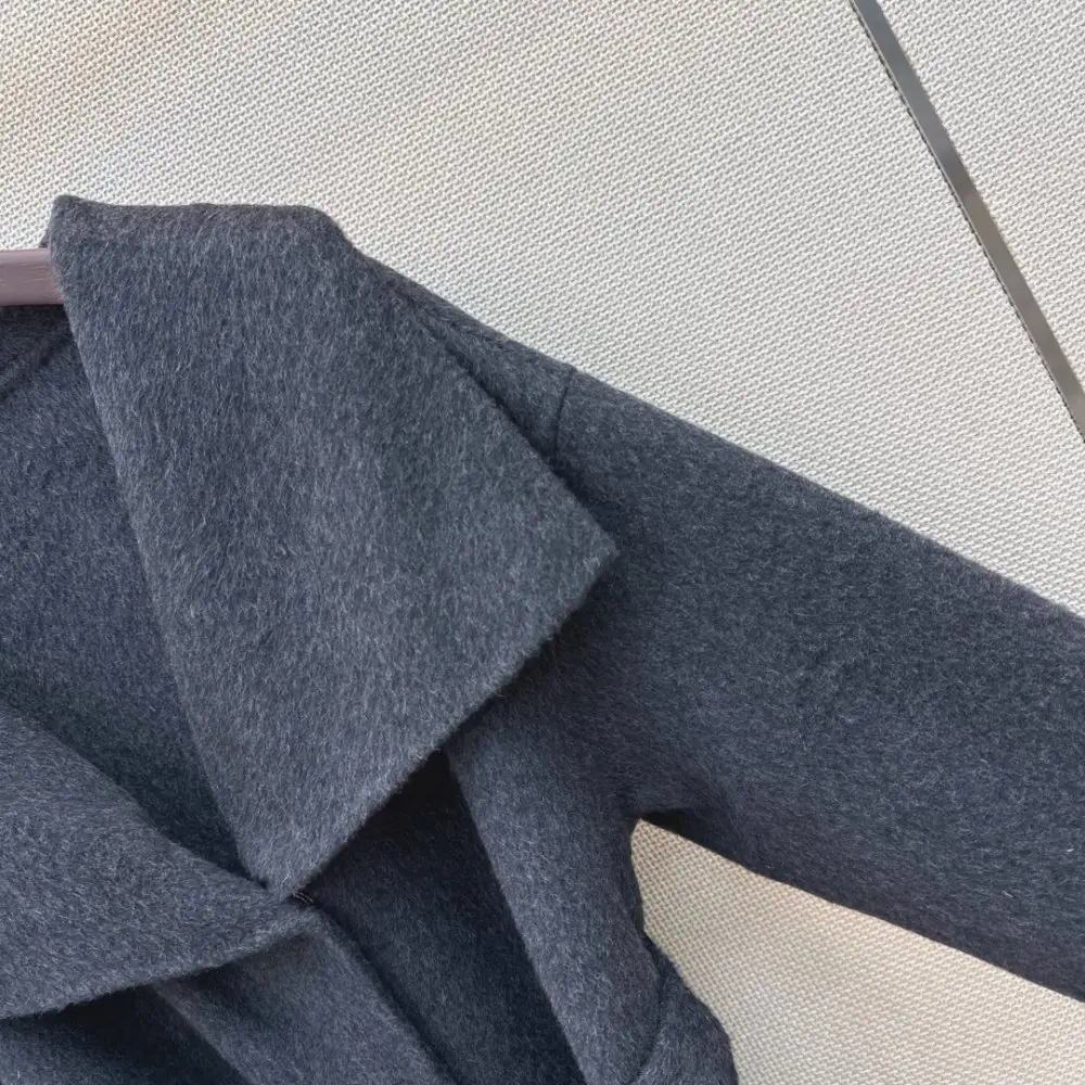 Max Mara Long bilateral wool coat from broad lapels — Photo 4