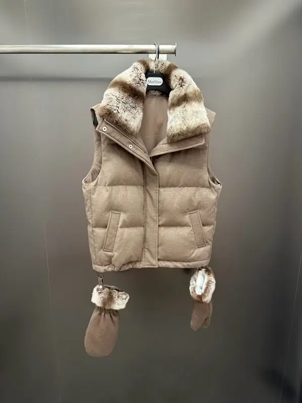 Max Mara — Vest from detachable collar of fur a rabbit