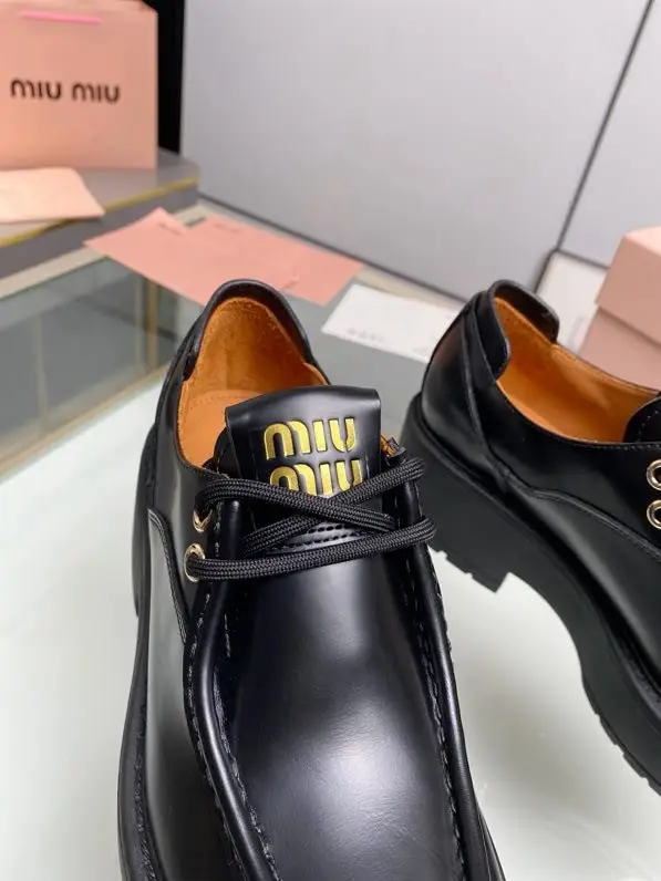 Miu Miu Чорні шкіряні туфлі на шнурівці — Фото 3