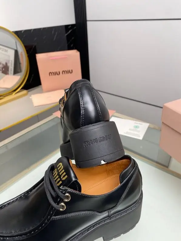 Miu Miu Чорні шкіряні туфлі на шнурівці — Фото 4