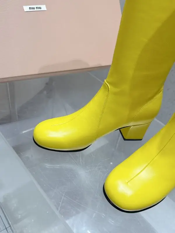 Miu Miu Сапоги кожаные женские на каблуке — Фото 5
